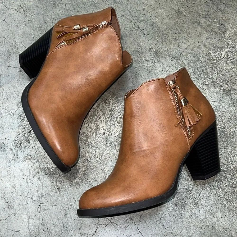 * Ball-Band brown ankle boots